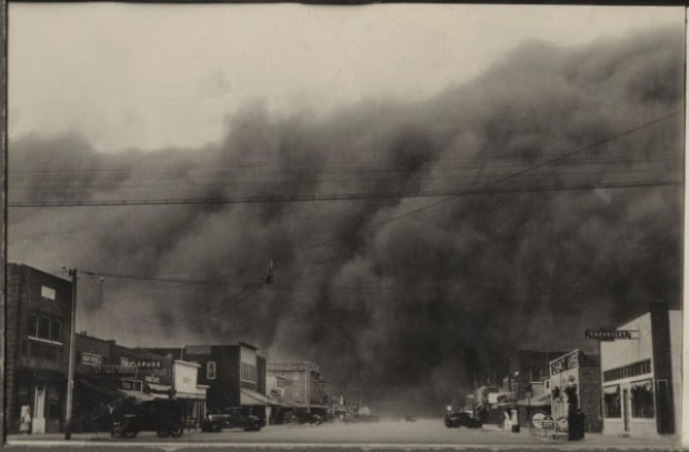 Dust_Bowl_in_Ulysses_Kansas_April_14_1935